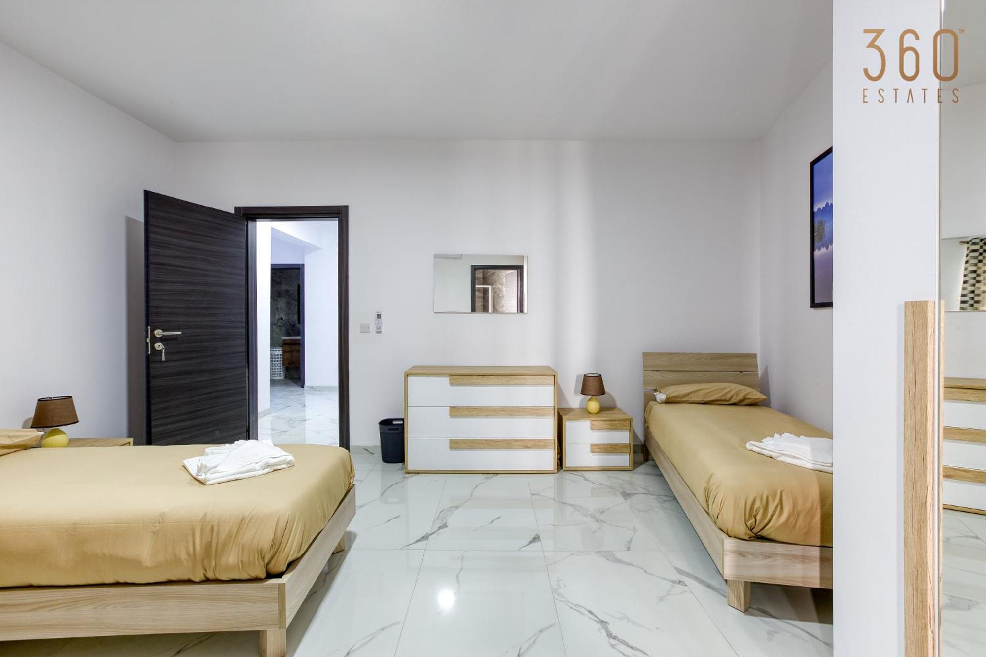Apartment One Of A Kind 4br Penthouse With Terrace & Views By 360 Estates